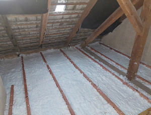 Zateplení stropu zděného rodinného domu pomocí foukané izolace